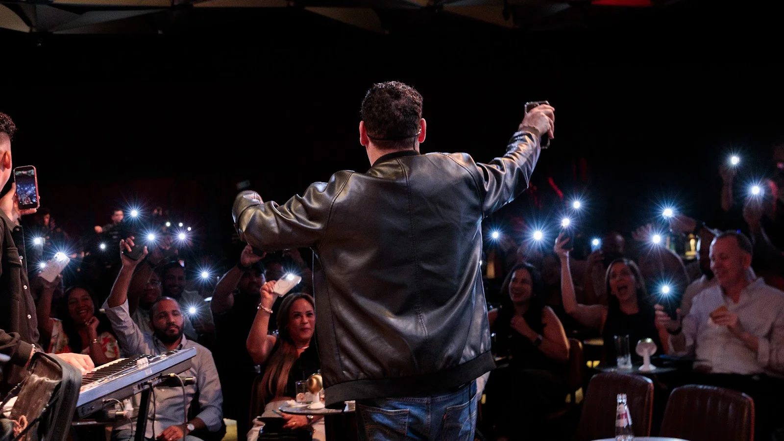 Presentación frente al público en Velvet Room